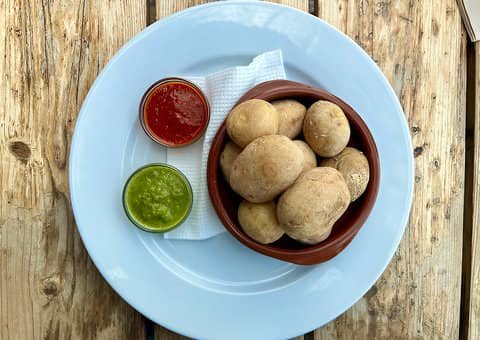 Papas arrugadas con mojo rojo y mojo verde, un clásico de la cocina canaria.