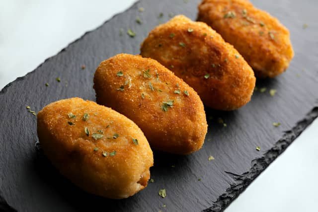 Tapa de croquetas de pescado, un entrante crujiente y delicioso.