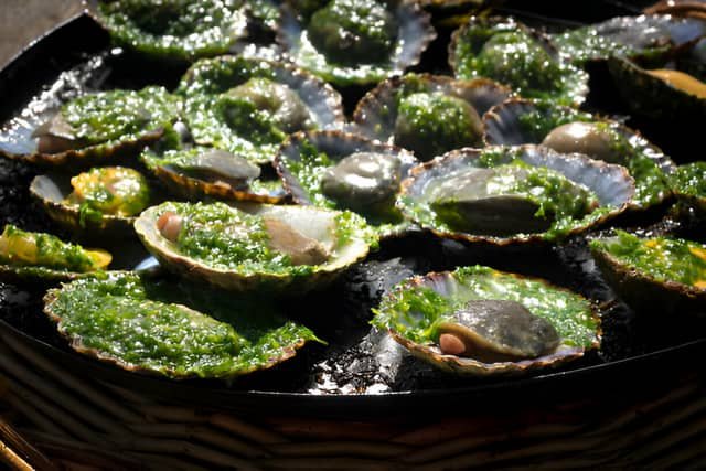 Lapas asadas con mojo verde, un entrante canario con sabor a mar.