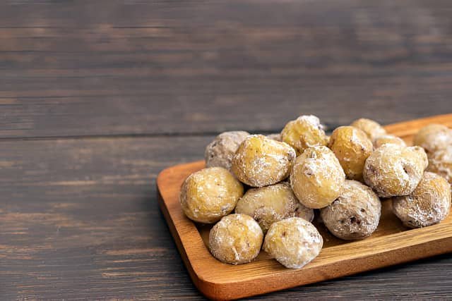 Papas arrugadas, un entrante canario tradicional servido sobre una tabla de madera.