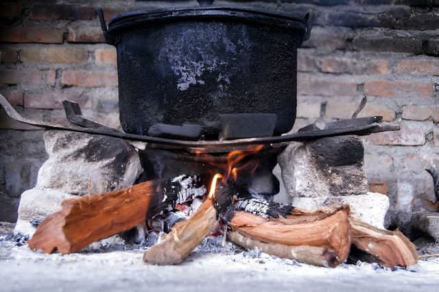 Viejo caldero en un fogón tradicional, símbolo de la cocina de las recetas canarias.