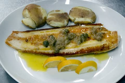 Lenguado con papas arrugadas, un plato principal típico de la cocina canaria.