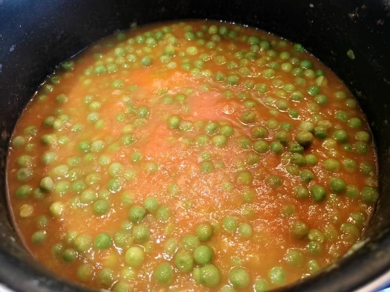 Arvejas con tomate terminando la cocción