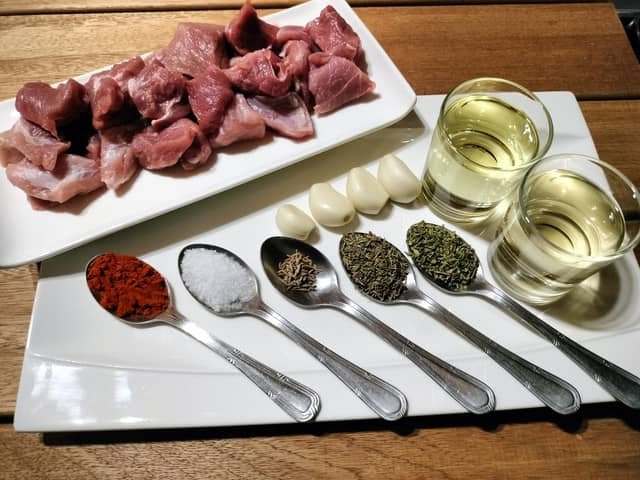 Ingredientes tradicionales para preparar carne fiesta canaria.