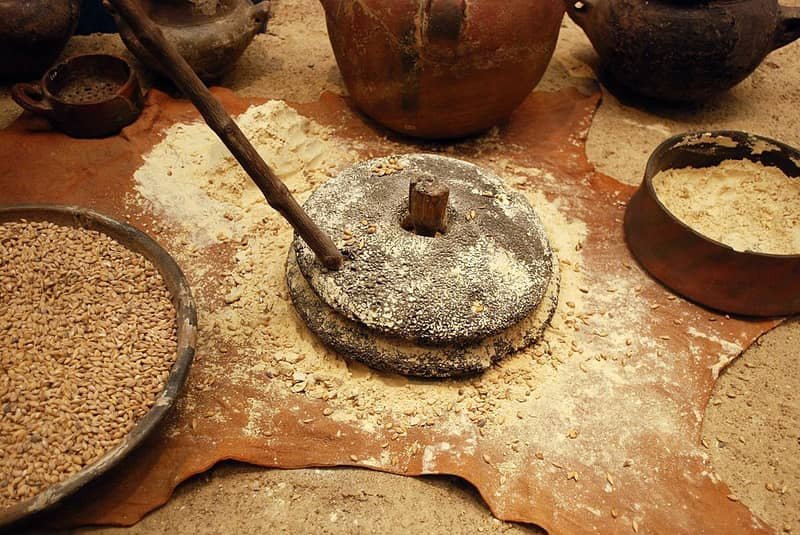 Gofio y millo, ingredientes esenciales en la cocina tradicional canaria.