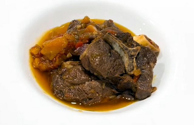 Carne de cabra, plato tradicional canario con carne de cabra guisada y especias.