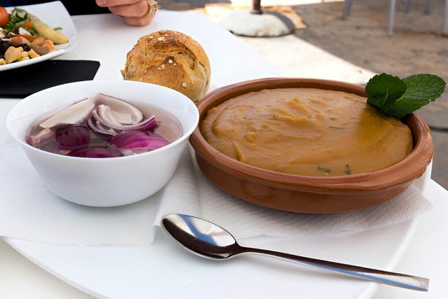 Gofio escaldado, plato canario tradicional con gofio, caldo y aceite.