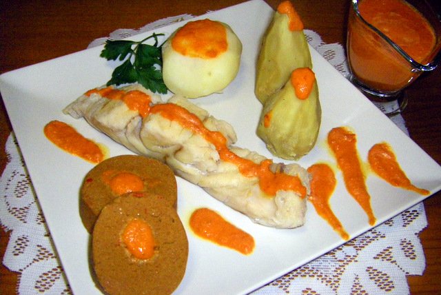 Sancocho canario, plato principal con pescado, papas arrugadas y mojo.