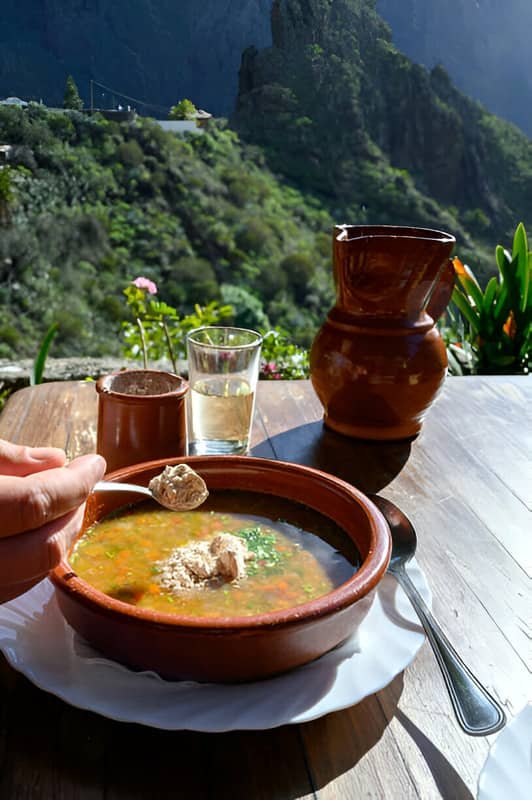 Recetas canarias: Caldo con gofio y vino blanco canario en un paraje natural.