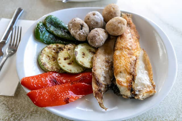 Recetas Canarias: Pescado con papas arrugadas, un plato principal típico de Canarias.