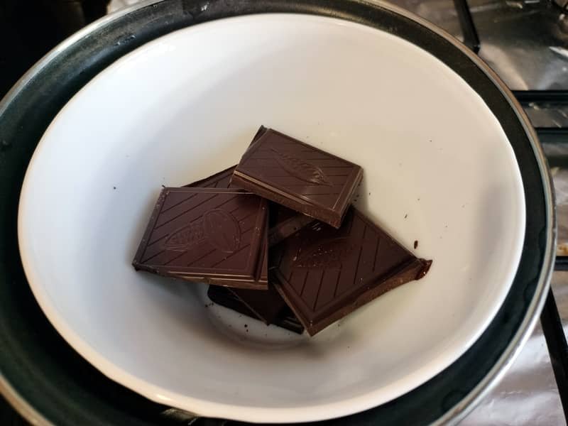 Chocolate negro derritiéndose al baño María.