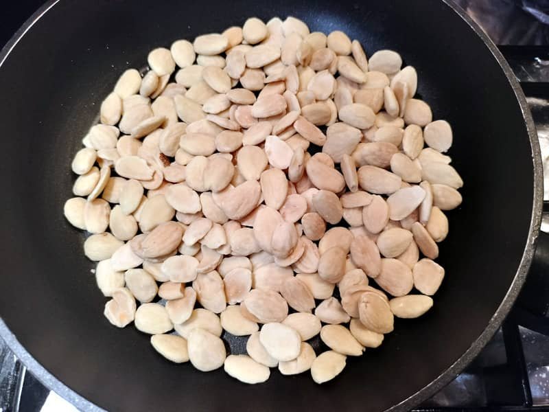 Almendras sin cáscara en una sartén listas para tostar.