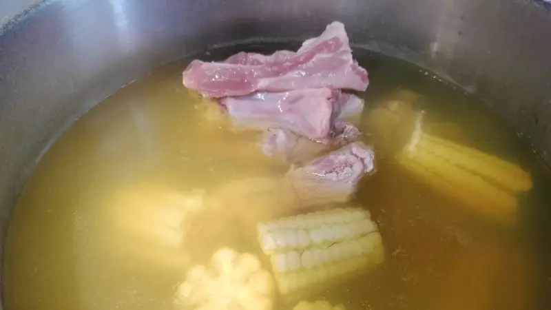 Añadiendo las costillas al guiso