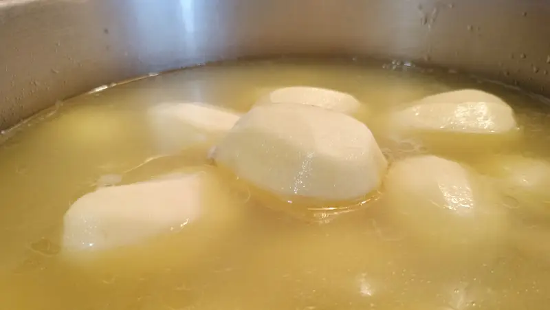 Añadidas las papas al guiso de costillas con papas y piñas