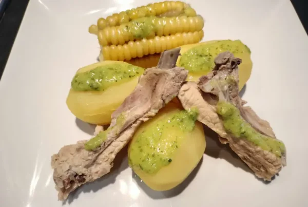 Un plato de costillas con papas y piñas