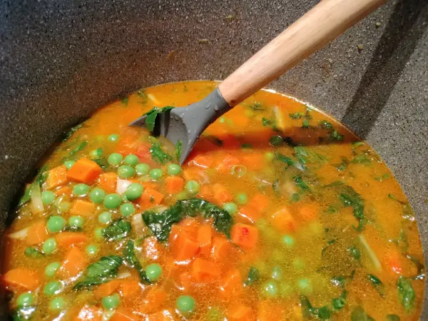 Cocinando arroz con verduras