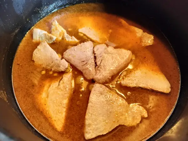 Cocinando el atún con mojo hervido