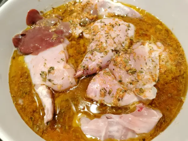 Marinando conejo en salmorejo 