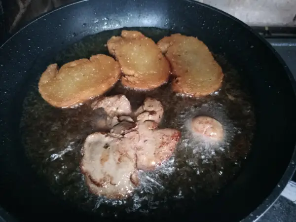 Friendo pan duro con las vísceras del conejo