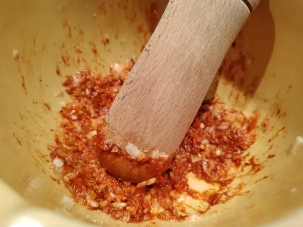 Preparando el majado para hacer mojo hervido