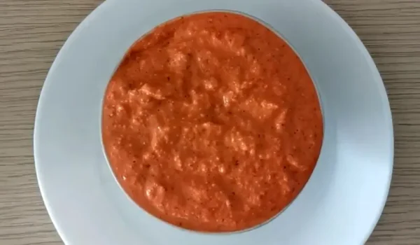 Un cuenco con mojo de almendras de las Islas Canarias