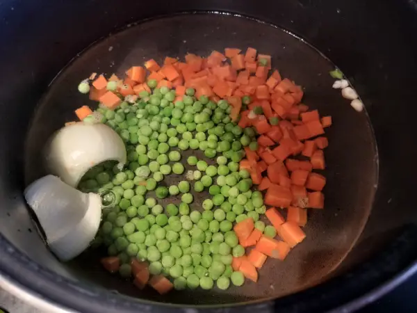 preparando un caldo de verduras para hacer arroz con verduras