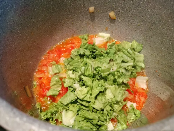 Preparando un sofrito para hacer arroz con verduras